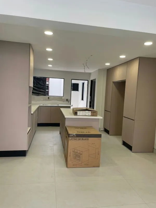 Ubicada en una de las zonas más exclusivas y estratégicas de San José, esta hermosa casa combina amplitud, confort y ...