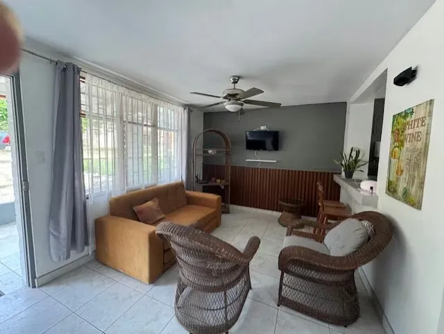 Casa con patio a 5 minutos de playas del coco