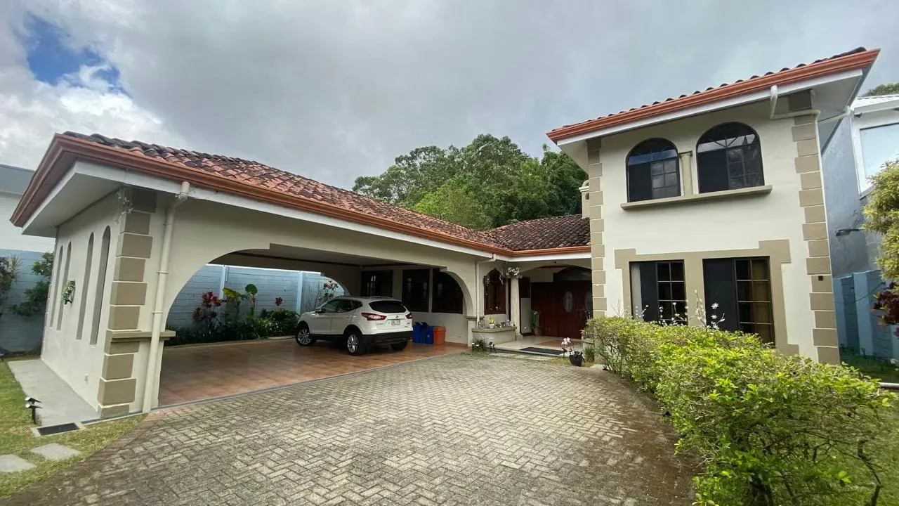 Se vende espectacular residencia en el prestigioso Residencial Altamonte