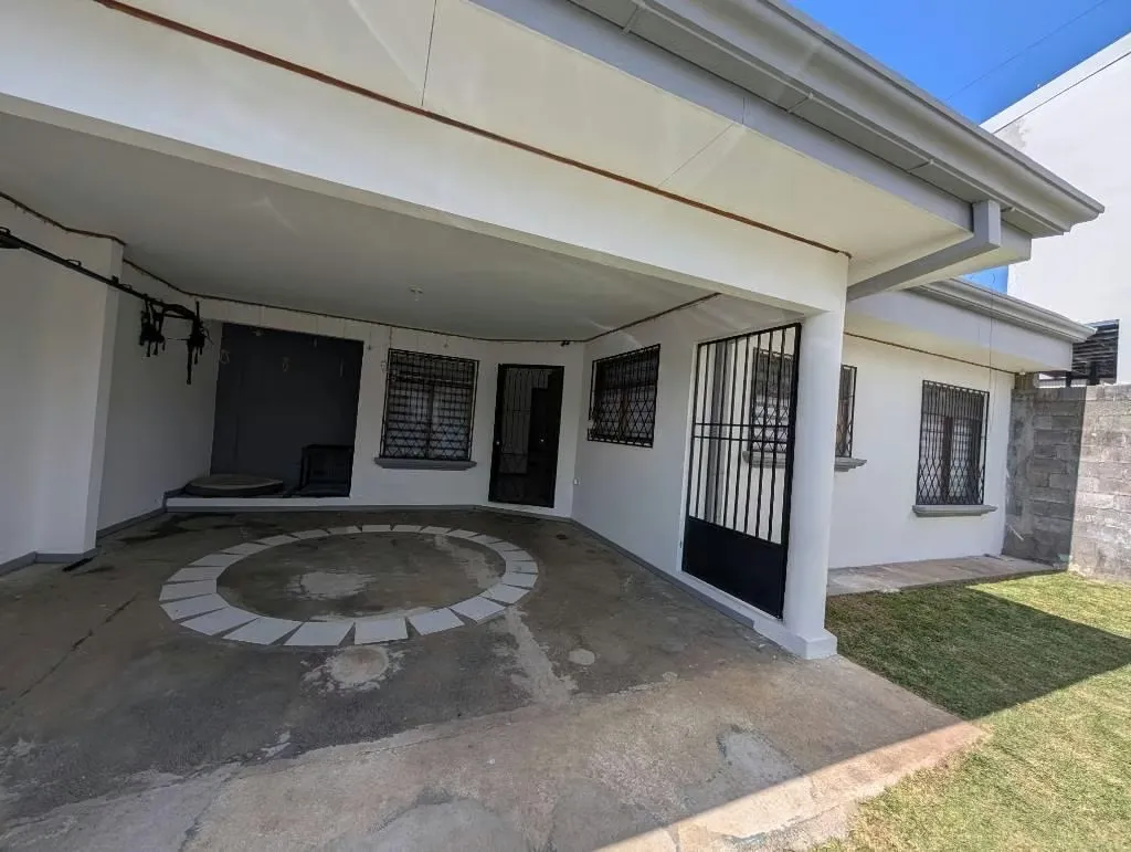 Hermosa propiedad con un patio espectacular, para recreación, que jueguen niños, o lo que sus habitantes deseen.