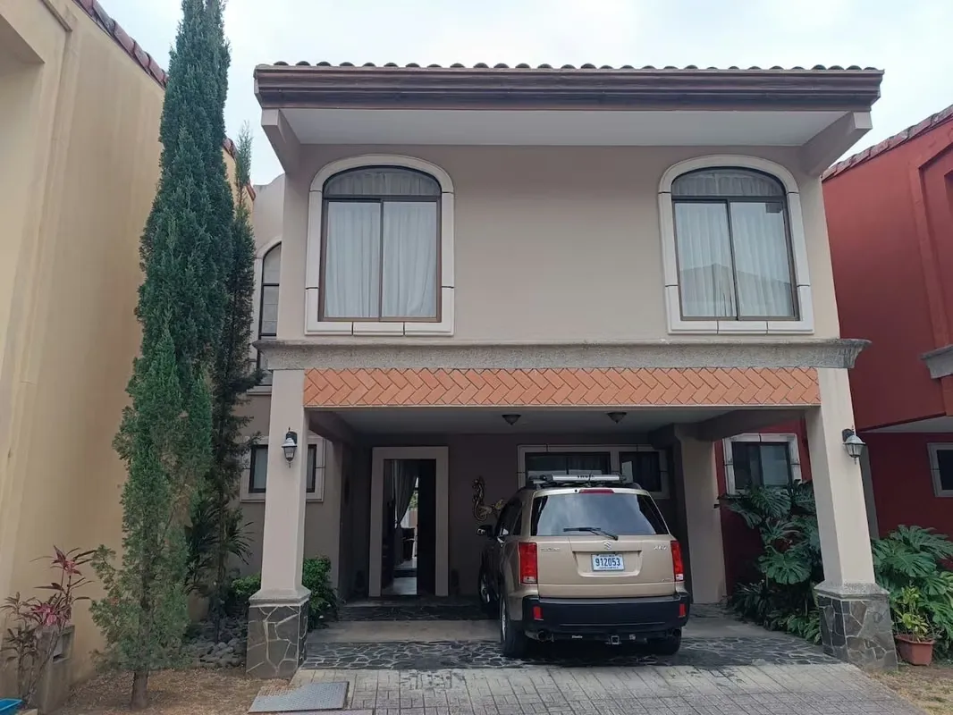VENTA DE CASA AMUEBLADA EN CONDOMINIO - SAN ANTONIO, ESCAZÚ