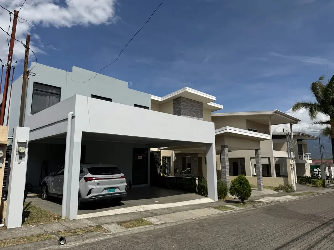 Vendo casa en Guácima, Alajuela, Condominio Villa del Rio, patio amplio, hermosos ventanales