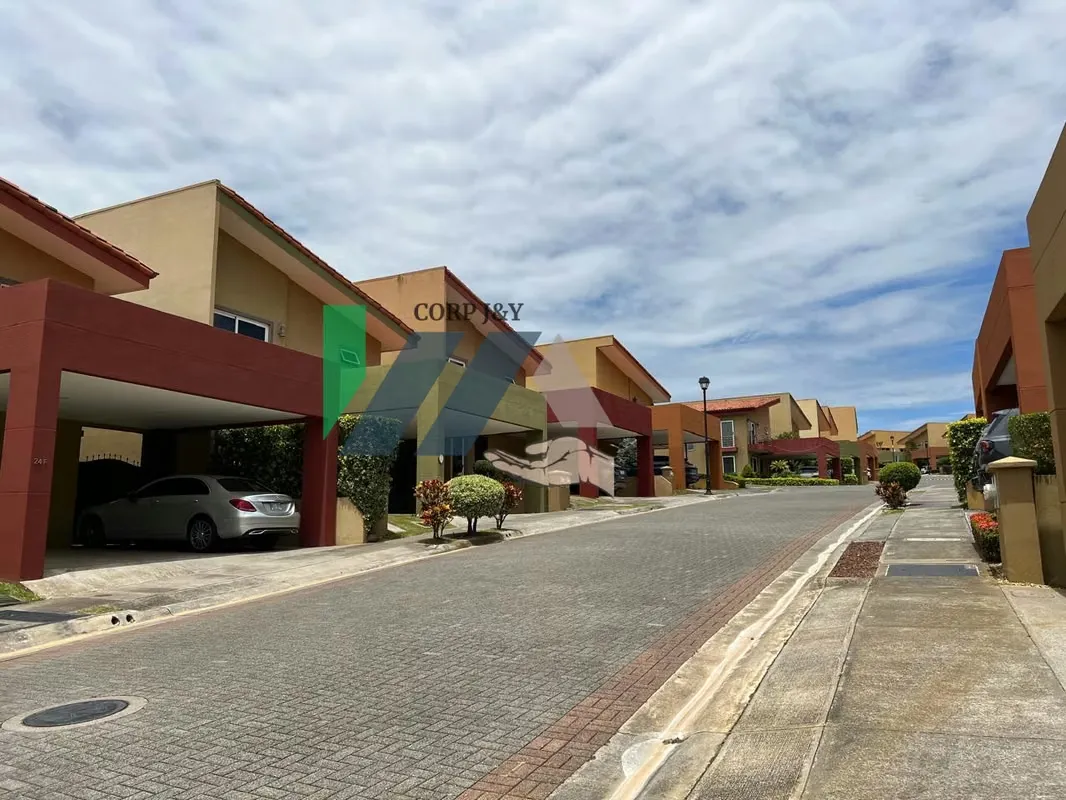 Descubra un hogar donde la elegancia, seguridad y ubicación privilegiada se combinan para brindarle una experiencia ...