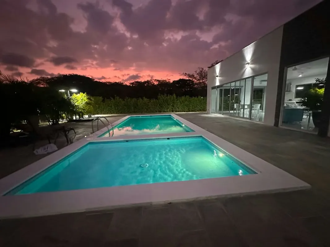 Casa luminosa con cielo colorido, piscina y jardín tropical. A 20 minutos de Tamarindo