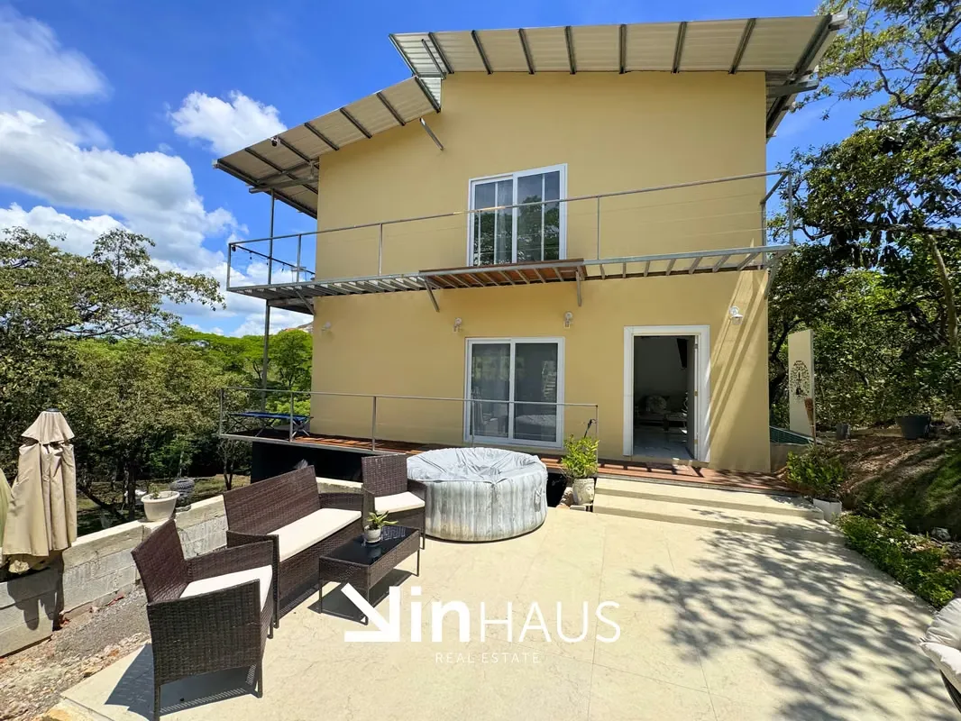 Venta de quinta con hermosa casa en residencial privado en Turrubares - EU