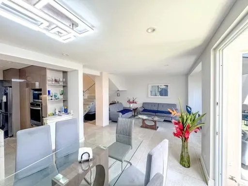 Townhouse remodelado en alquiler en Bosque de las Lomas, Escazú