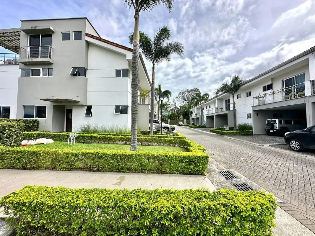 ALQUILER DE CASA EN CONDOMINIO VISTAS DE ESCAZÚ