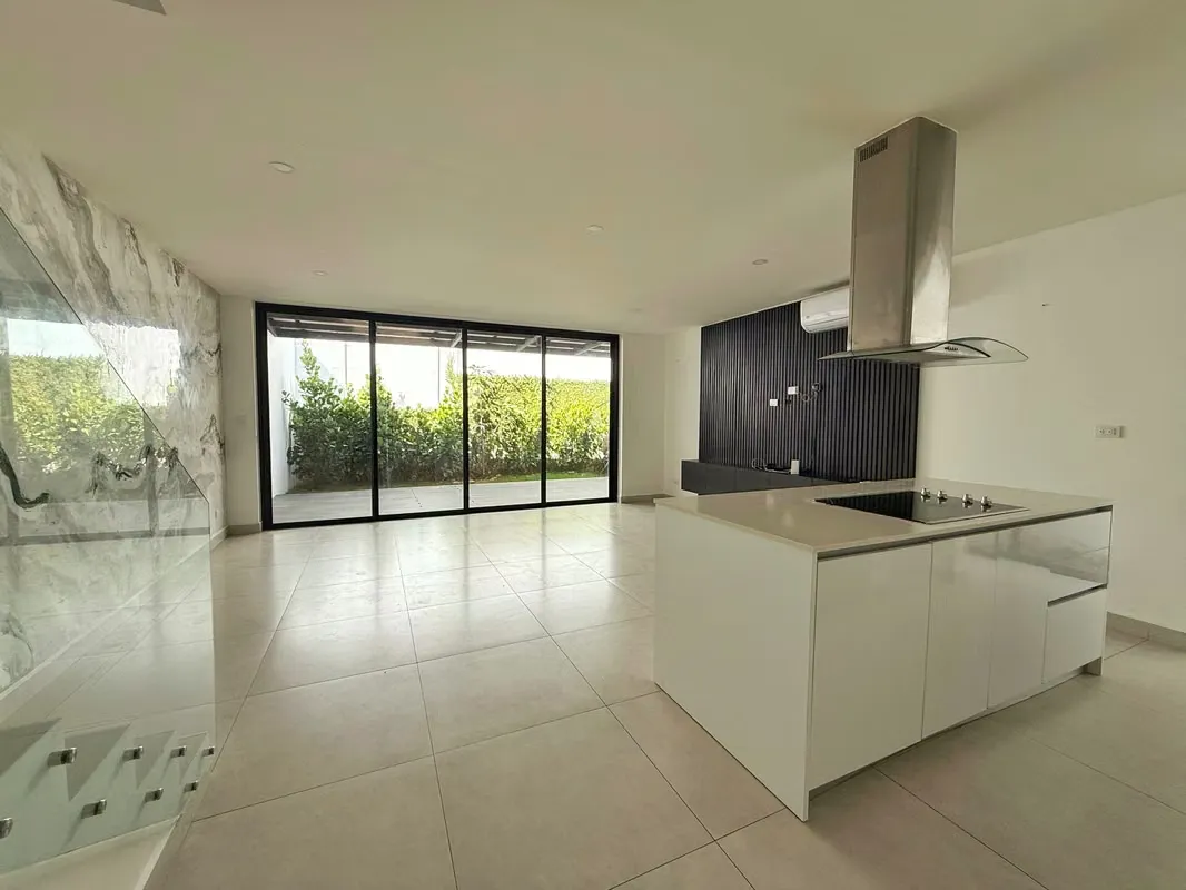 Exclusiva casa en alquiler en condominio en Pozos de Santa Ana! P582