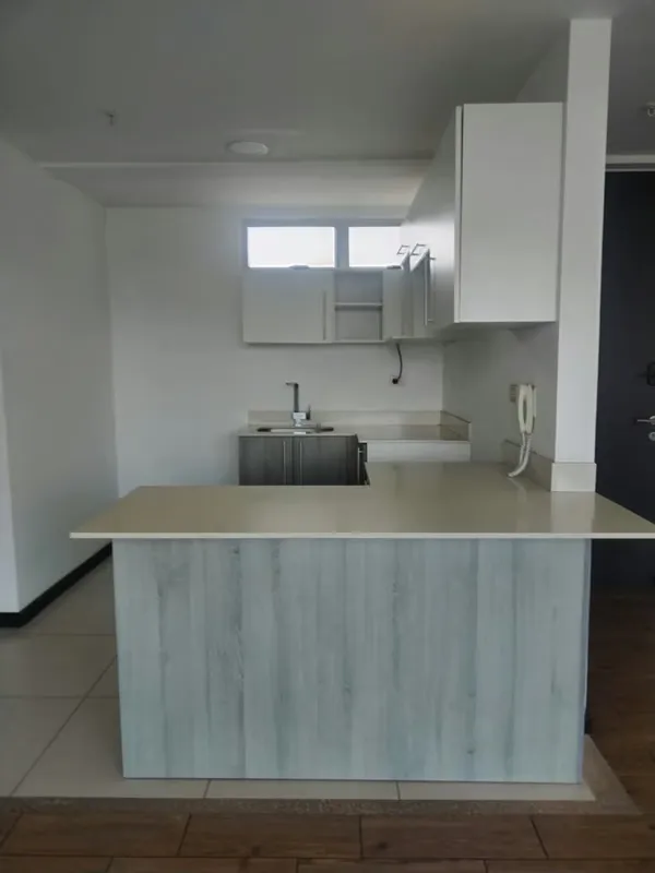 Se alquila apartamento en Torre en Sabana Sur, San José