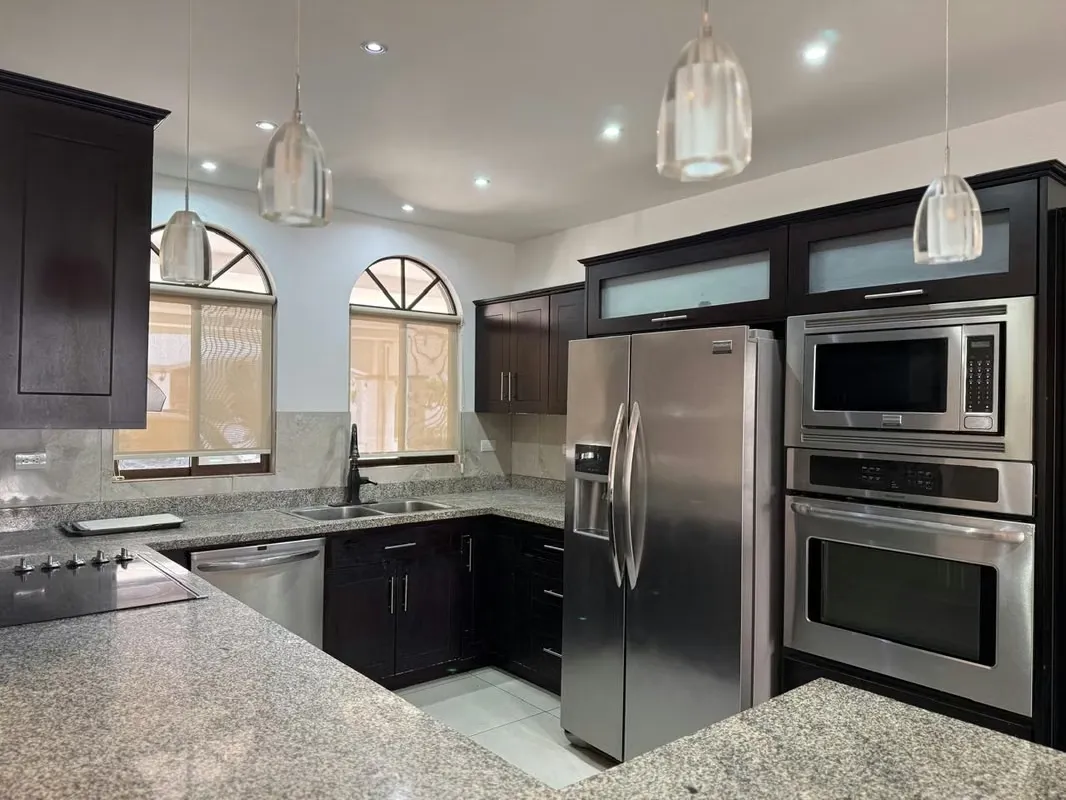 Alquiler de casa con linea blanca en condominio en Pozos, Santa Ana
