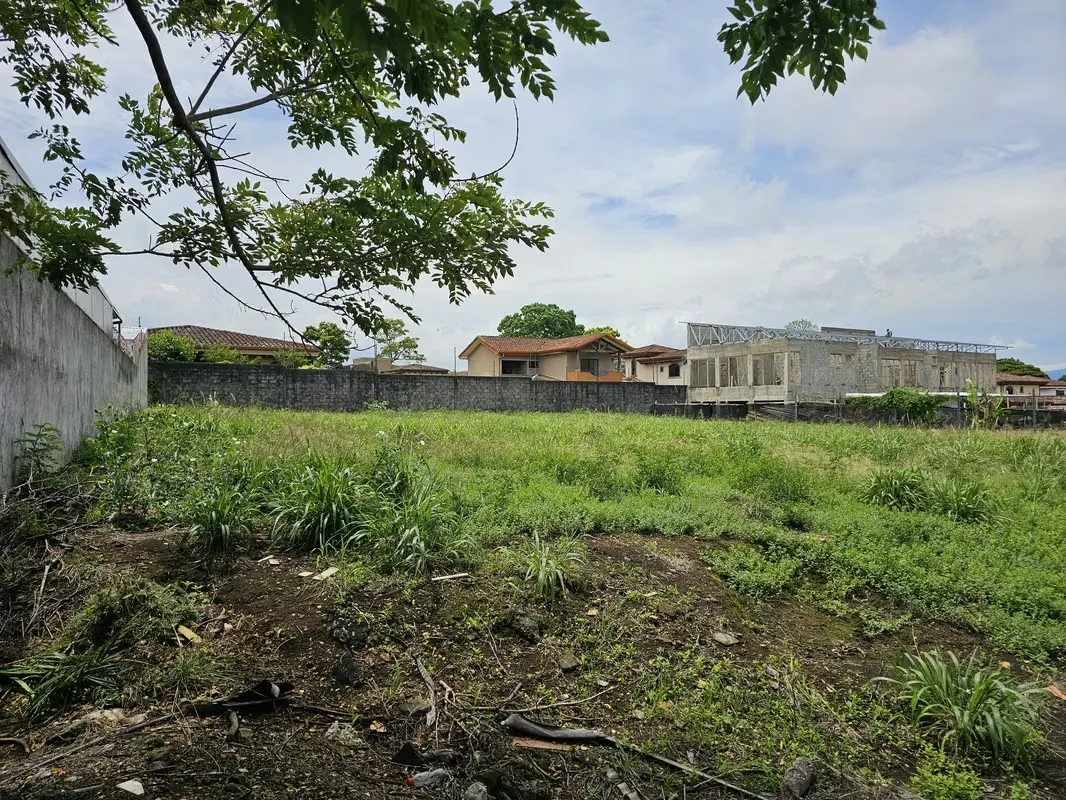 Ubicado en un lugar muy privado y tranquilo, con cercanía al Residencial Los Hidalgos, donde usted puede construir la casa de ...