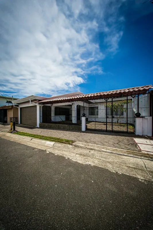MA Asesoría vende Casa de una planta con jardín y Uso de Suelo Mixto en Heredia