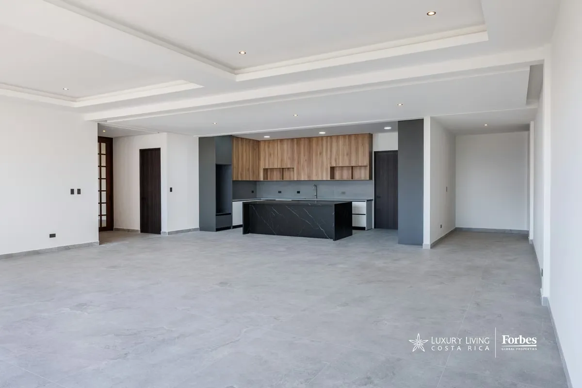 21388 - Apartment for rent with 4 bedrooms and luxury amenities