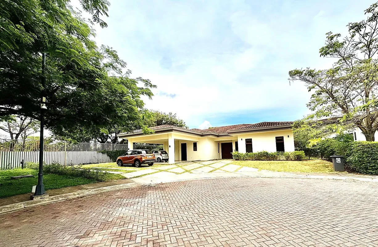 SANTA ANA LINDORA! MODERNA CASA RENOVADA DE UNA SOLA PLANTA Y AMPLIO JARDIN