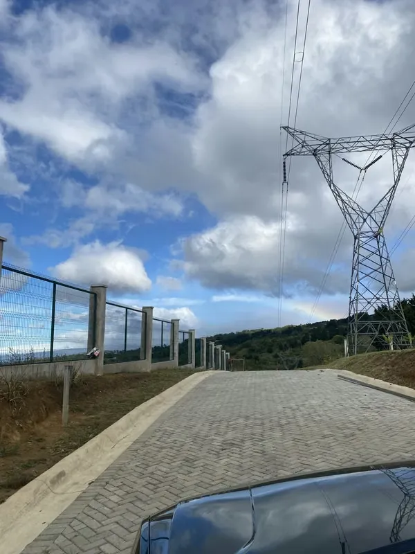 Residencial destacado por su entorno natural, vistas al Volcán Barva y alta plusvalía.