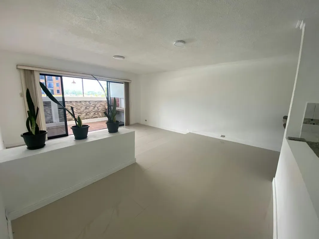 Alquiler de amplio y cómodo apartamento en Condominio ubicado en San Rafael de Escazú