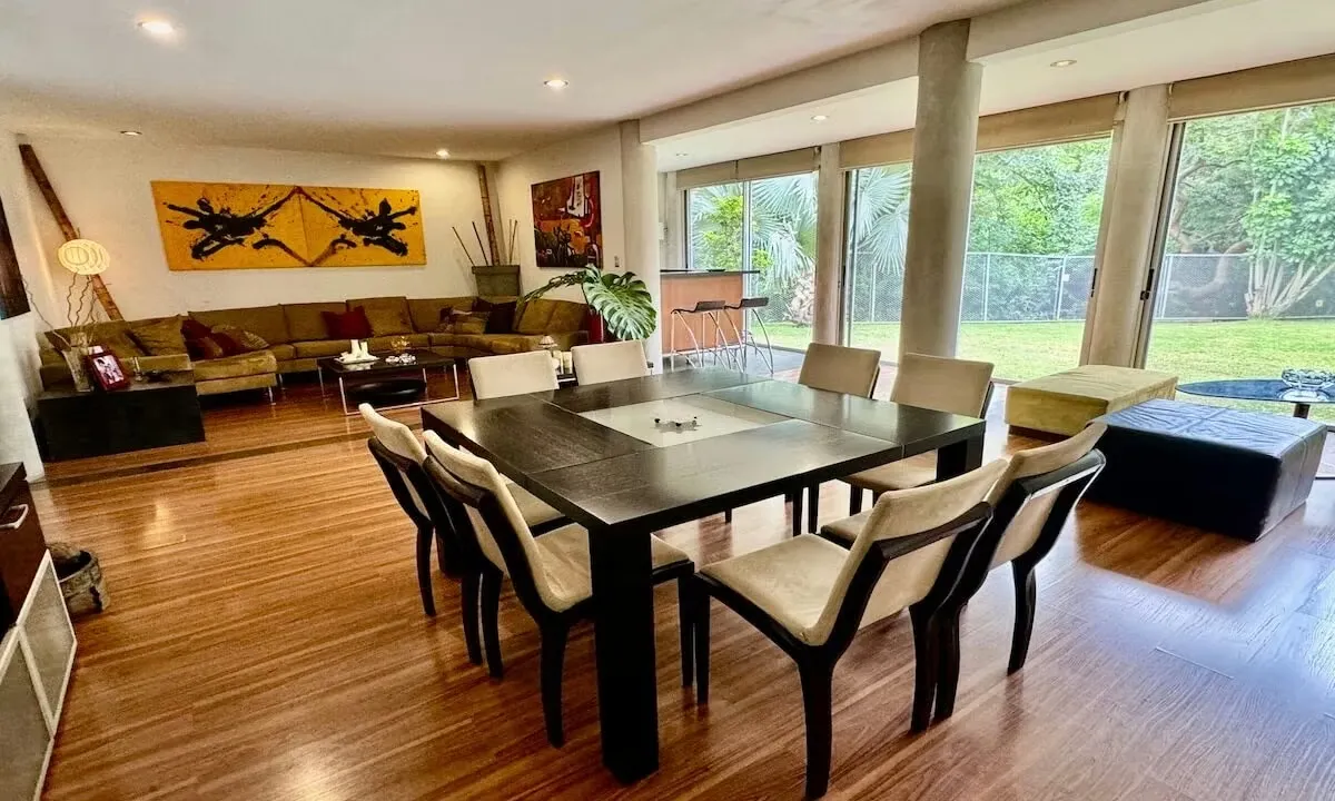 Venta casa en San Ana, Pozos, lindo y amplio jardín dos plantas.