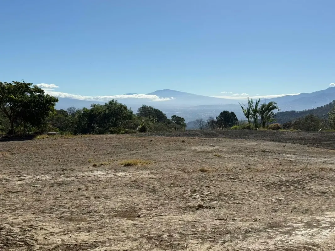3 Lotes Exclusivos en Atenas Listos para Construir con Hermosas Vistas