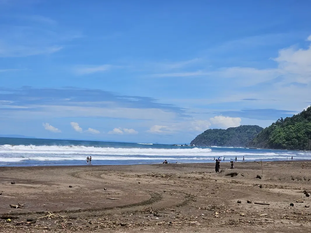 Con una ubicación envidiable por estar a 20 metros de la playa, esta propiedad le brinda la oportunidad de escuchar y disfrutar ...