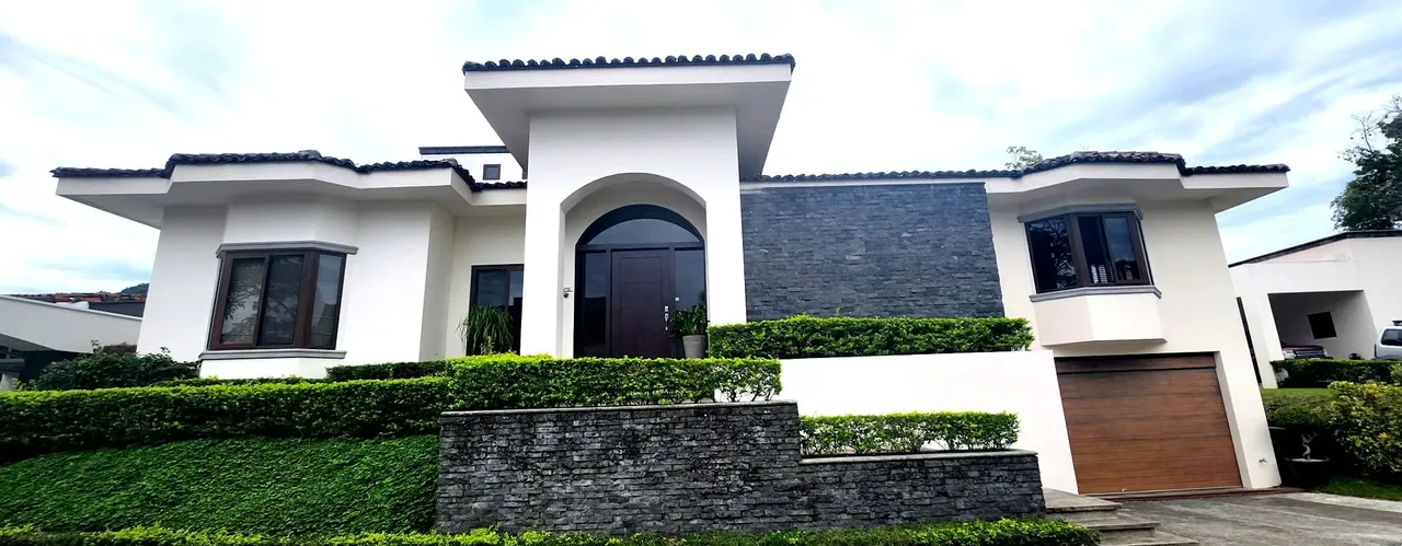 Casa de Lujo 1 Nivel: 4 DOR / 3.5 BA en Piedades de Santa Ana