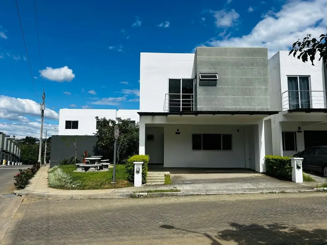 Alquiler de Casa amplia en condominio con piscina, gym y seguridad – Brasil de Mora