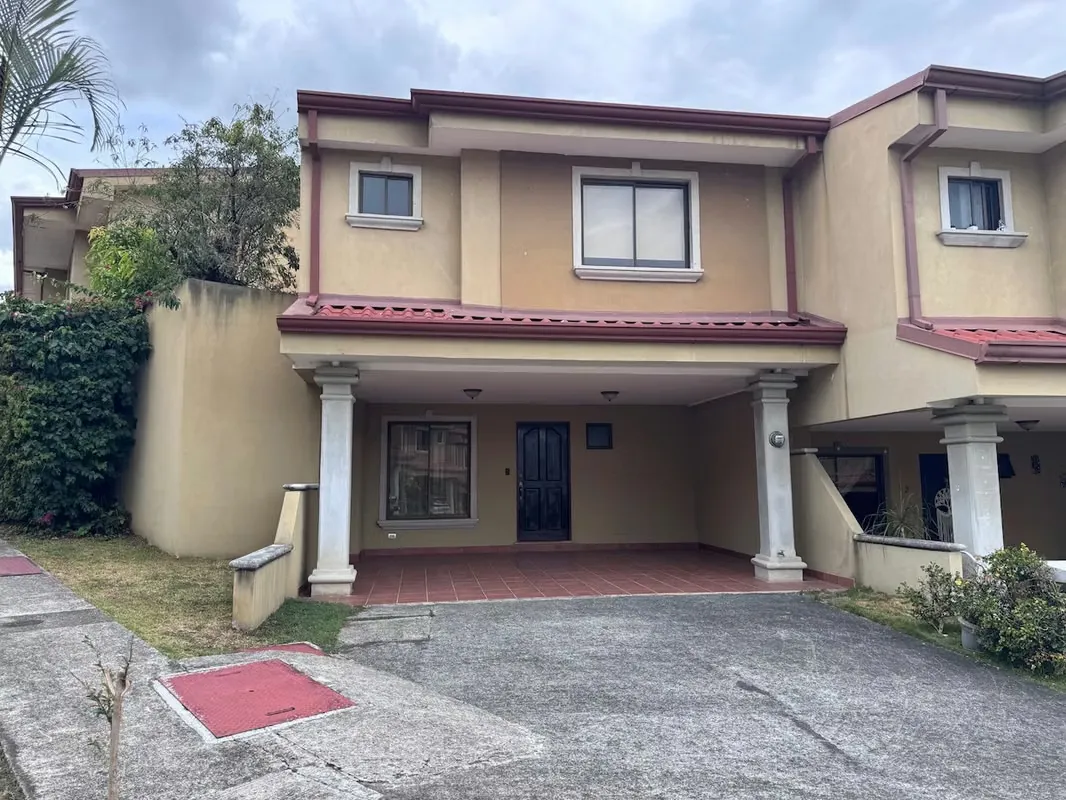 Venta de casa en condominio San Marino con Amplio Patio