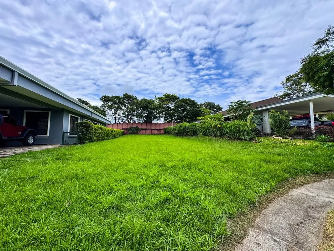 VENTA DE LOTE EN CONDOMINIO EN LA GUÁCIMA DE ALAJUELA, TOPOGRAFÍA PLANO