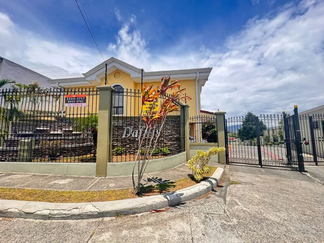id 41948 Amplia casa en condominio, con patio, en Santa Marta de Montes de Oca