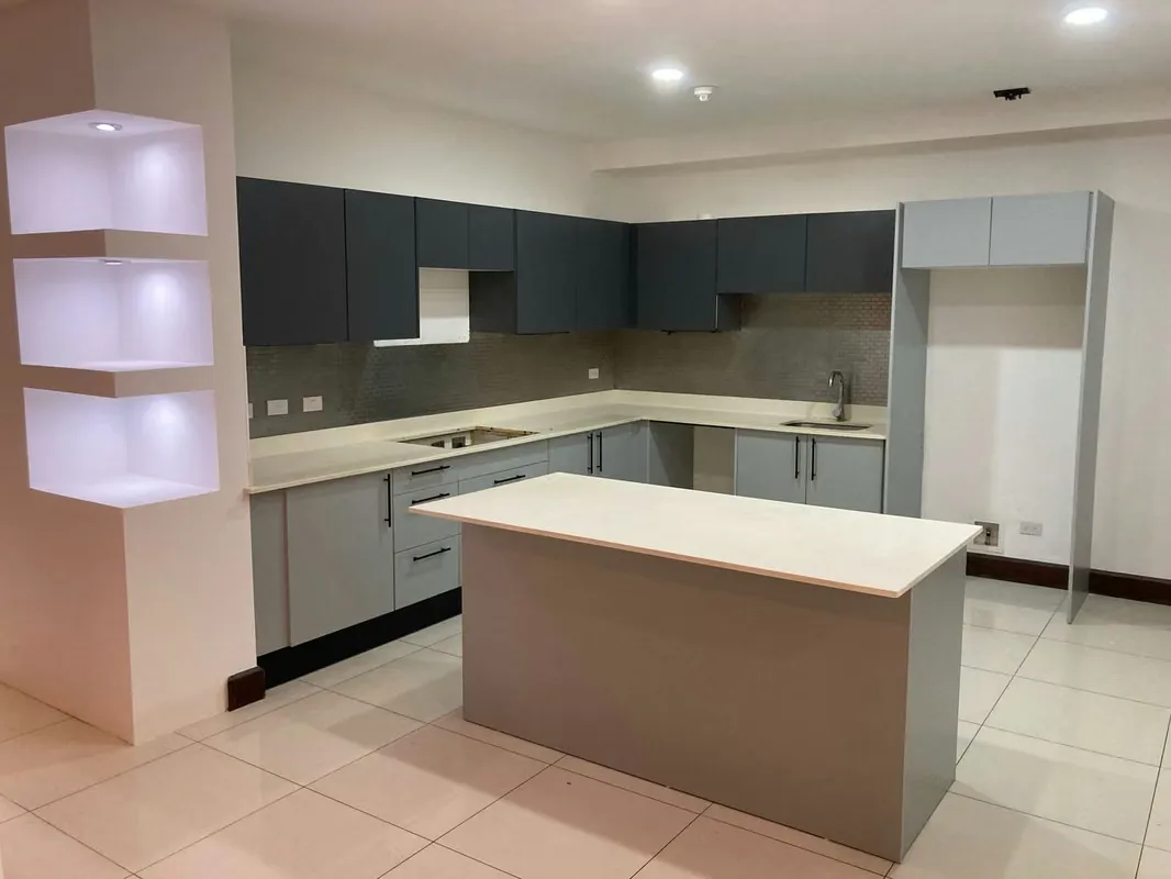 Experience unparalleled comfort in this expansive 200 m2 (2,150 sq. ft.) apartment located in the heart of Pozos, Santa Ana. This ...