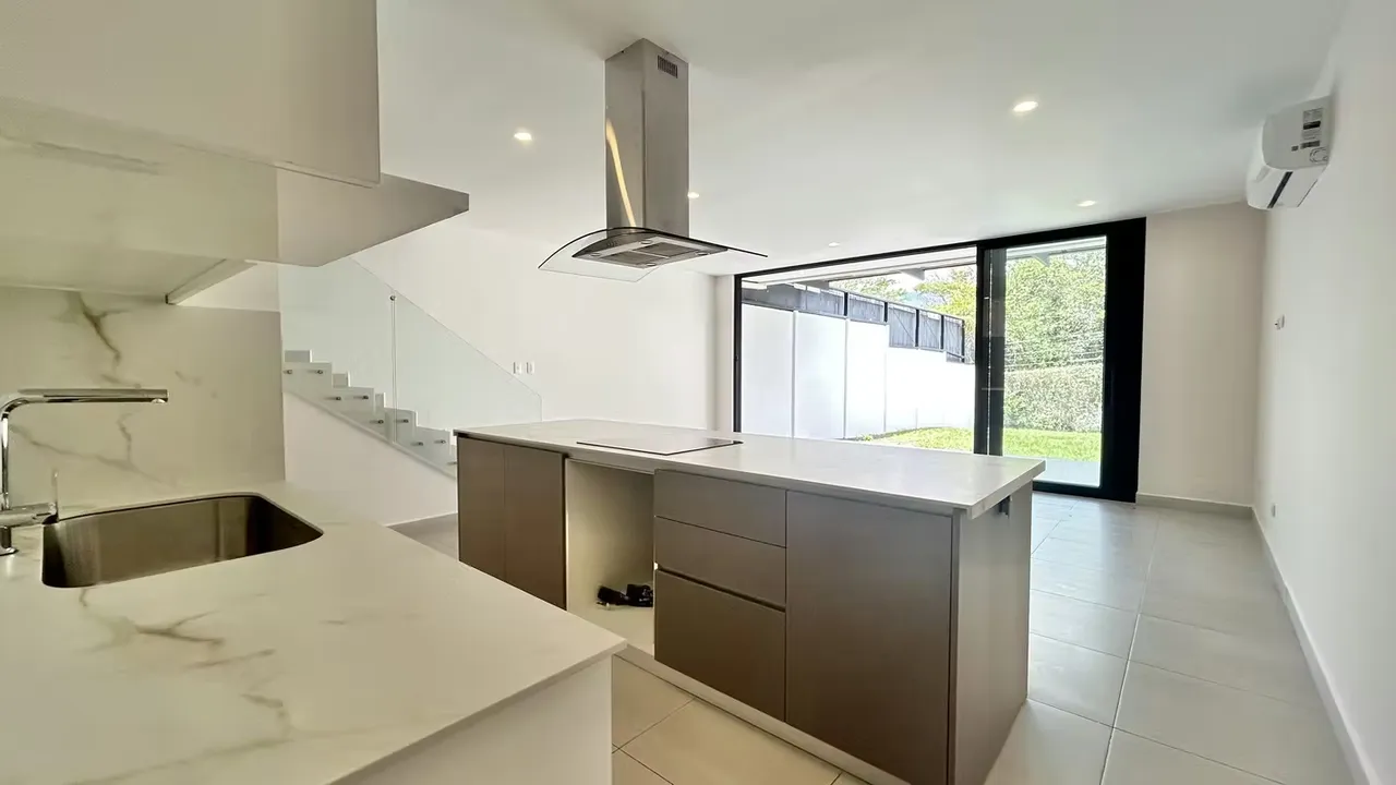 Viví con comodidad, seguridad y una ubicación privilegiada en el corazón de Lindora. Esta hermosa casa de dos niveles combina ...