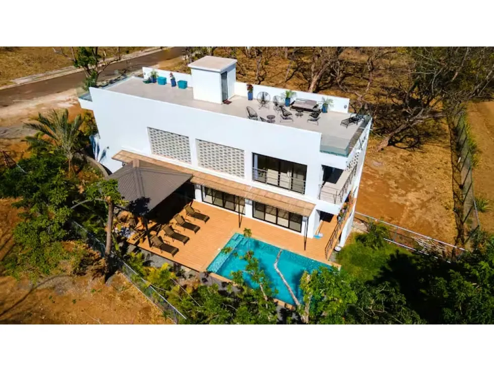 Welcome to a unique opportunity to own a modern tropical villa in Tamarindo Park, just 500 meters from the beach and downtown ...