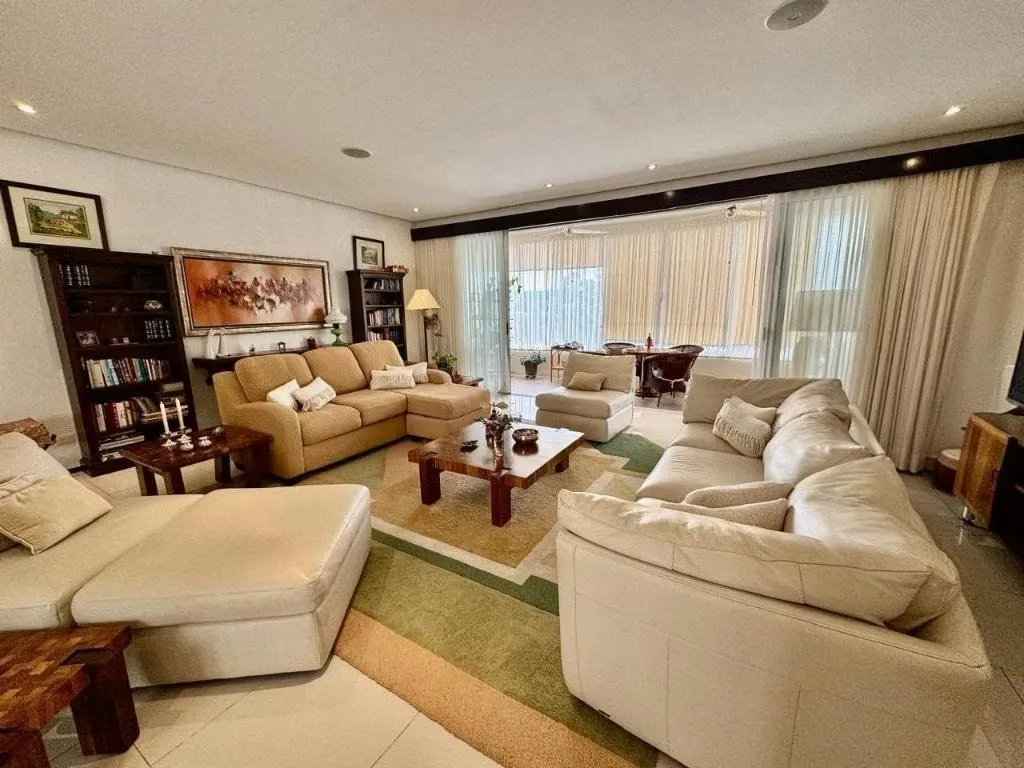 Descubrí este amplio y exclusivo apartamento de un solo nivel, ubicado en un segundo piso, diseñado para quienes valoran el espacio, la tranquilidad y ...
