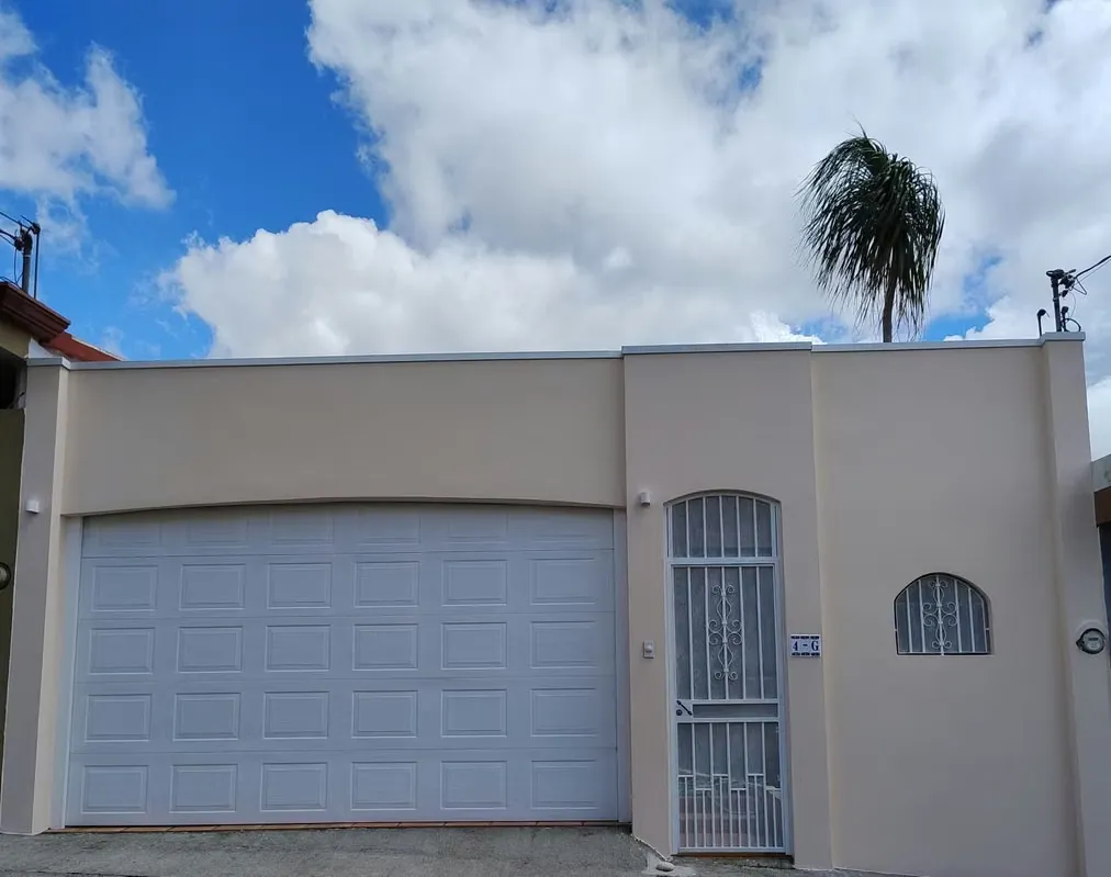 En venta casa en Residencial Casa Blanca, en Barreal de Heredia