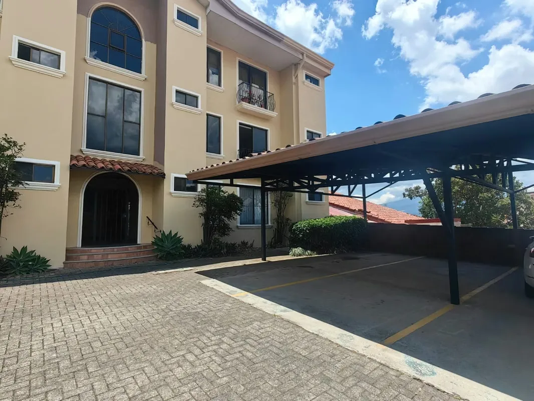 Con ubicación estratégica, sala comedor, 2 habitaciones, 2,5 baños, terraza, area de pilas, cochera techada para 2 carros. Área de BBQ.