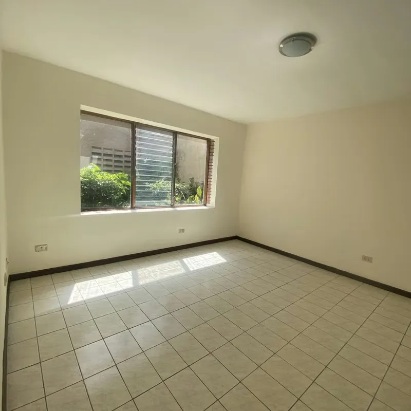 Alquiler de fino y espacioso apartamento en San Rafael de Escazú.
