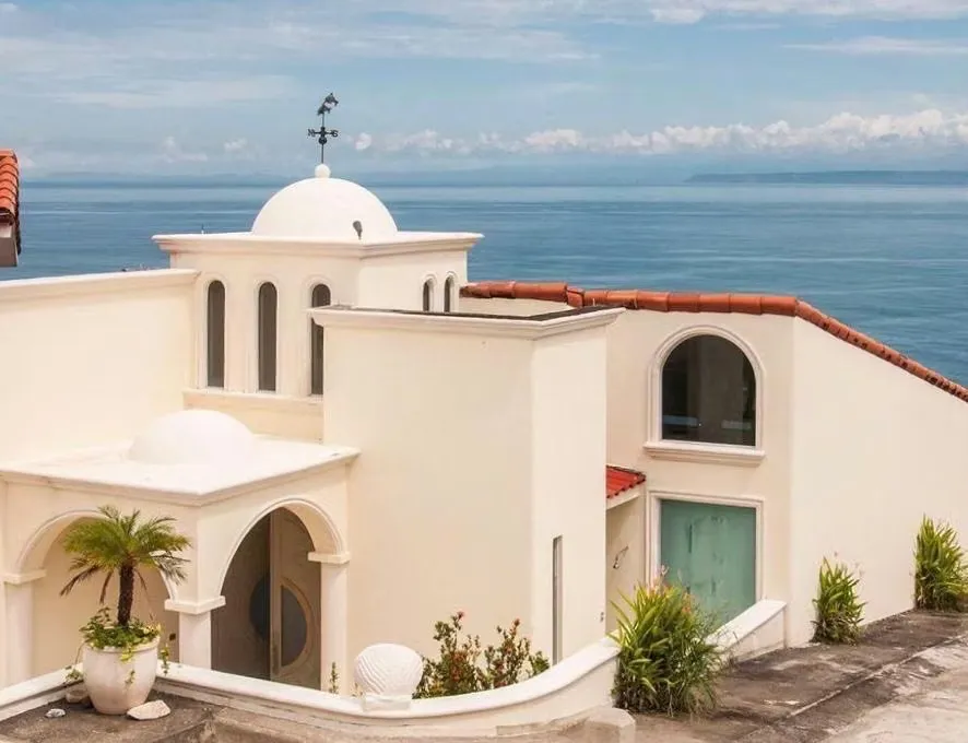 Casa de Playa de 3 Niveles con Piscina Privada