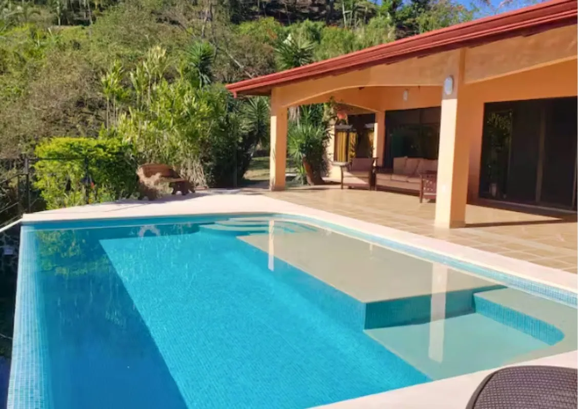 Located in a peaceful and quiet area of Atenas, this property offers space, privacy, and stunning valley views. Ideal for those ...
