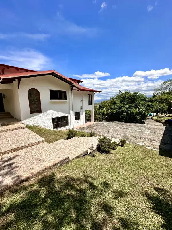 SE VENDE PROPIEDAD CON 8000m2 EN CIUDAD COLON