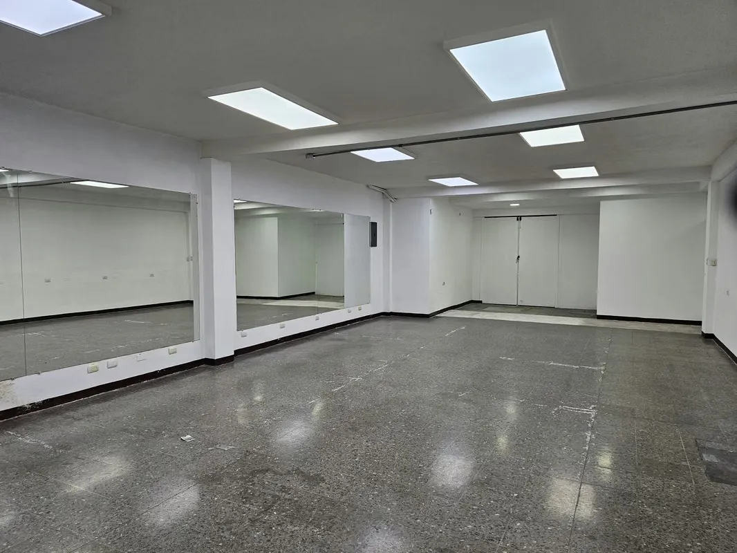Edificio con bodega y oficinas en el centro de San José, San José