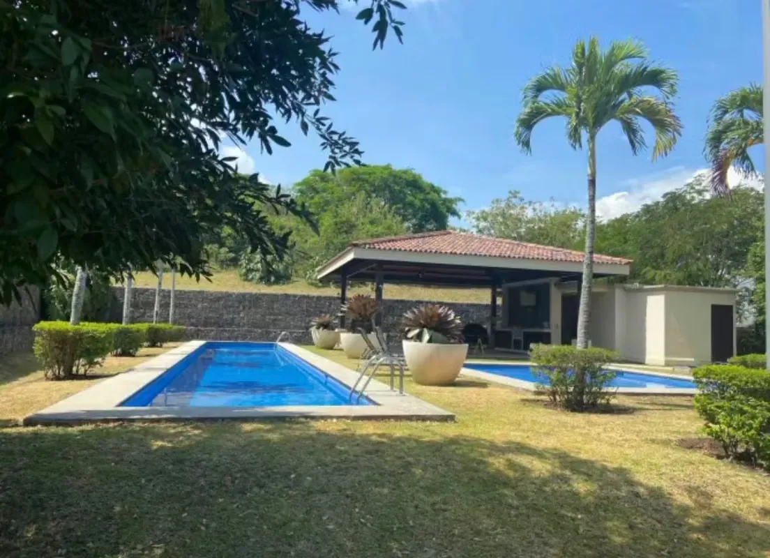 Amplio apartamento en venta en Brasil de Santa Ana! P583