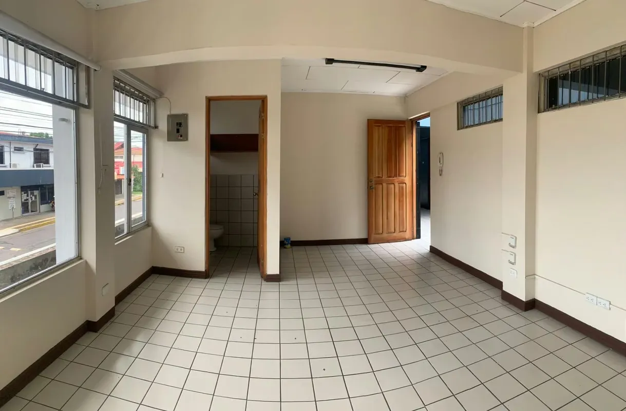 Local comercial u oficina de 28 m², ubicado en segundo nivel, ideal para profesionales, emprendedores o negocios que buscan una ...
