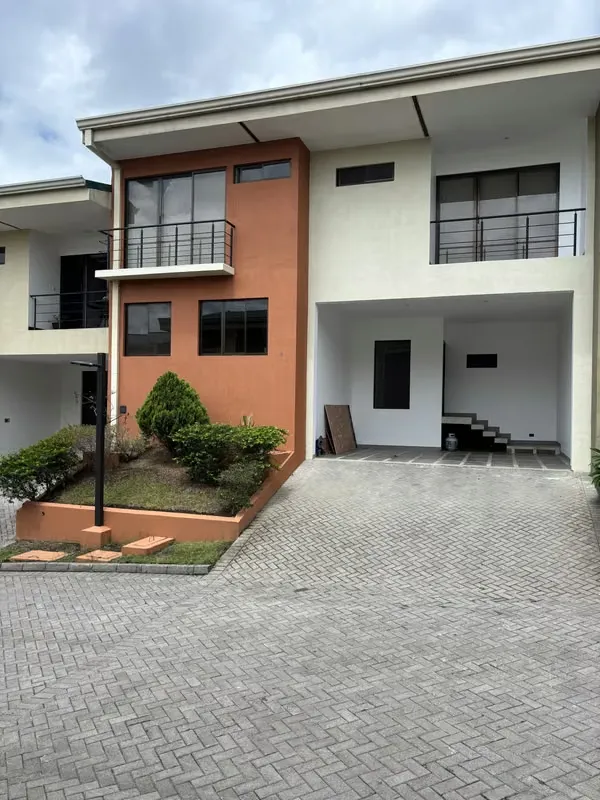 Casa en condominio en Moravia - Recién Remodelada