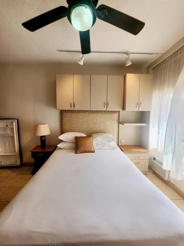 Viva en una ubicación privilegiada con este acogedor apartamento tipo studio, totalmente amueblado, ideal para quienes buscan comodidad ...