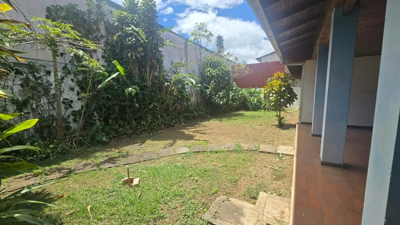 Propiedad con uso de suelo mixto en Guayabos de Curridabat, en excelente zona comercial y amplio parqueo. Zona Segura y de fácil acceso.
