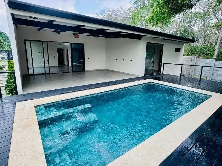 Se vende casa nueva con piscina y amplio terreno en el El Güizaro, Atenas.