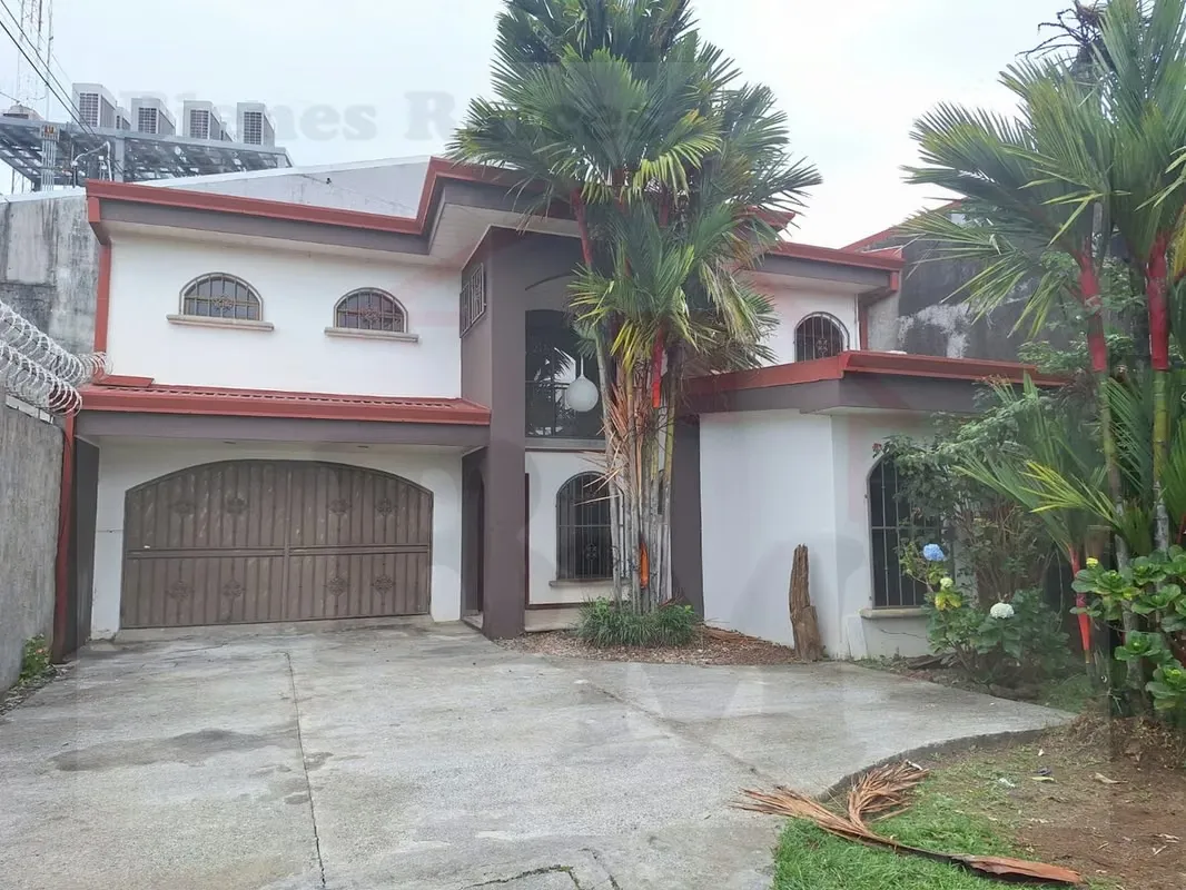 For Investment. Beautiful and very Spacious House in Mercedes Sur de Heredia