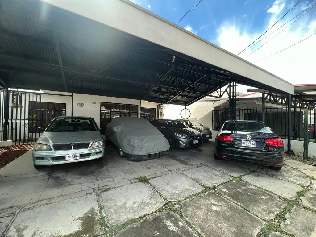 Casa en venta en Moravia. USO MIXTO PARA REMODELAR! P271