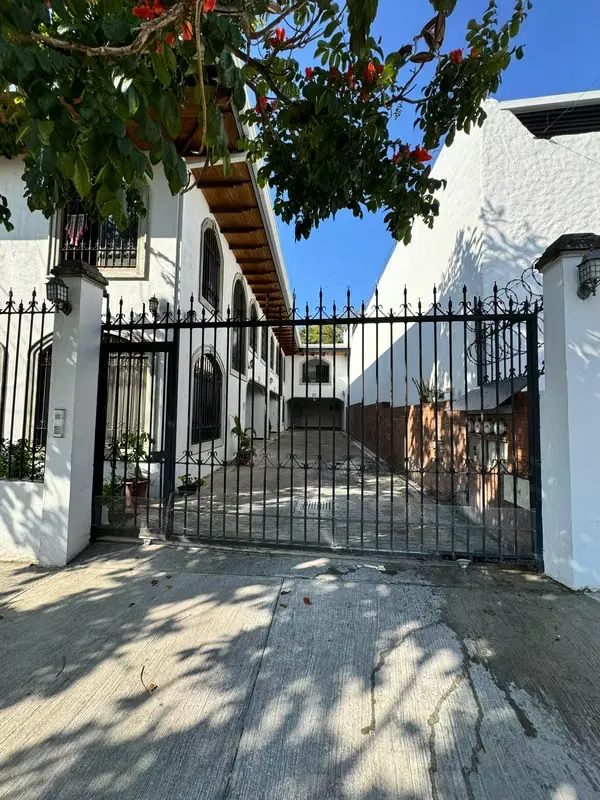 With an excellent location in a beautiful residential area, this property consists of: