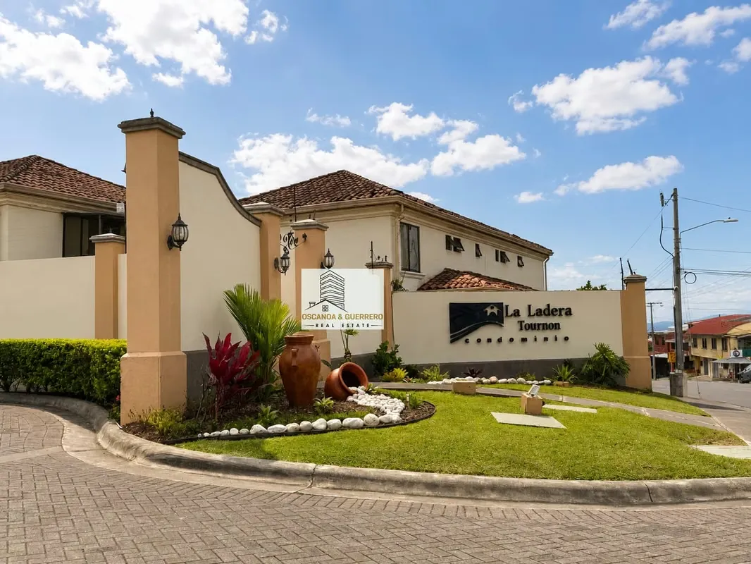 Imagínese disfrutar a su familia de una amplia casa de 2 niveles con hermosas vistas al valle central en un ...