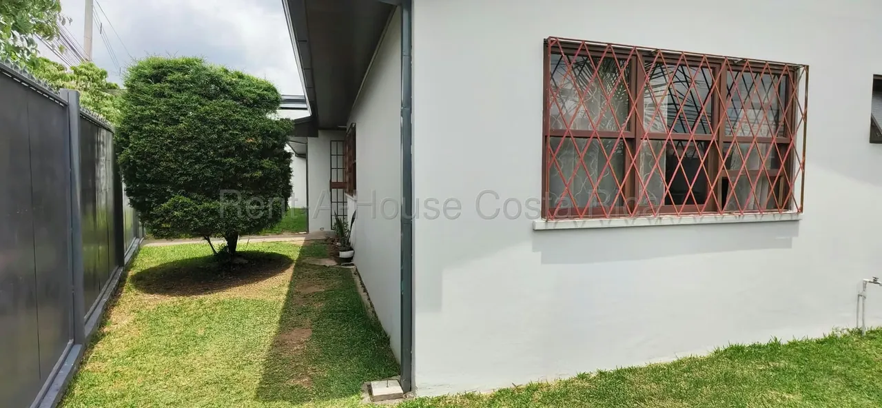 Corner House for Sale in San Pedro | 266 m² Lot & Spacious Parking Area